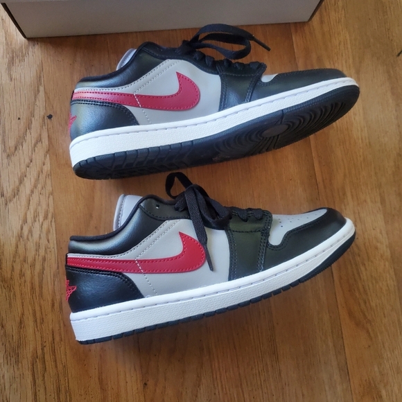 Womans Air Jordan Retro 1 Low Grey Gym Red Sneakers, Size 7 - Picture 1 of 5